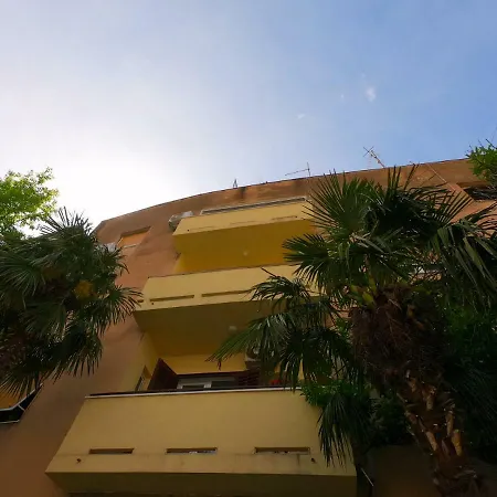 Lovely Getaway Center Apartman